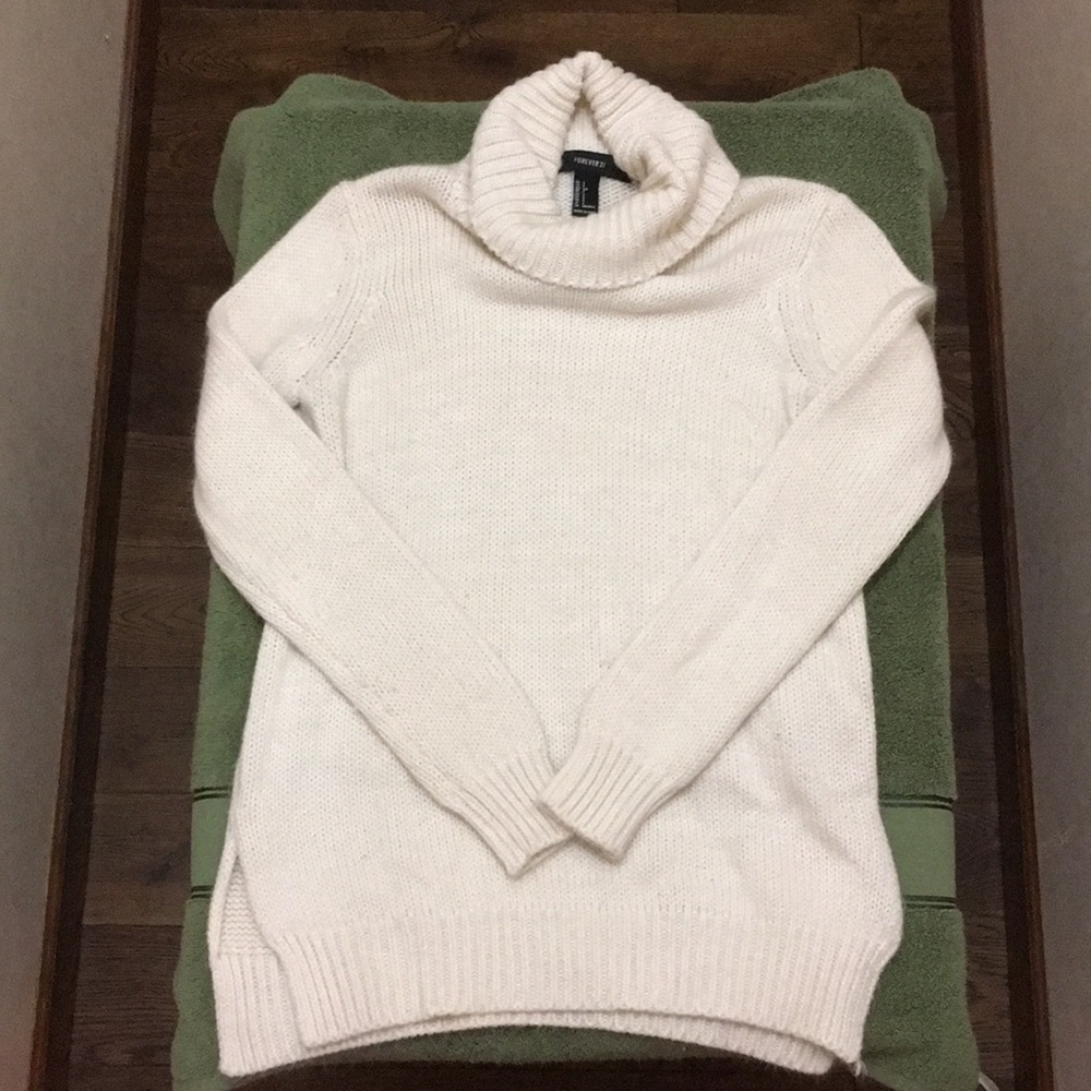 F21 off white turtle neck